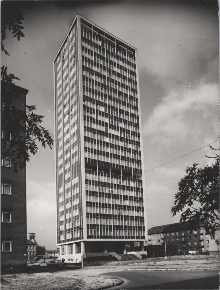 Věžový dům Na Jindřišce | Experimentální 22 podlažní věžový dům na sídlišti Jindřiška. 
&nbsp;
Více informací: historickaostrava.cz
